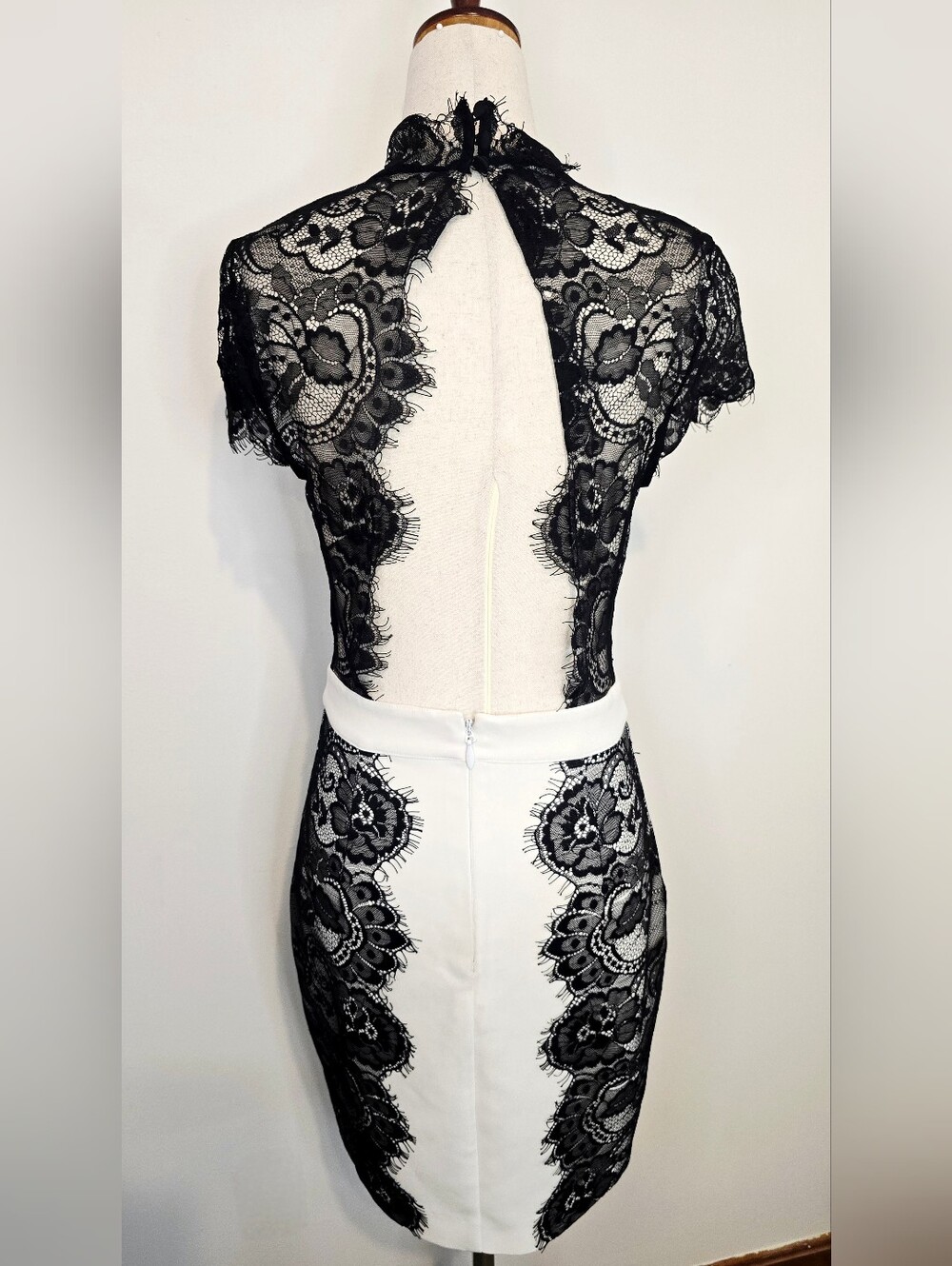 Bebe White Bodycon Dress Black Eyelash Lace Open Back Cocktail Party Dress 6 - Picture 4 of 8